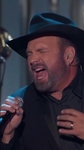 GARTH BROOKS | KENNEDY CENTER HONORS #shorts (GLADYS KNIGHT TRIBUTE)