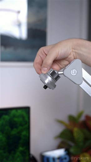 ULANZI TH04 – The Ultimate Overhead Rig Setup! This is the next-level flexible mounting arm for creators. It’s a clean, heavy-duty overhead tripod, mic boom, and light stand all in one. 💪 Pro-Grade 2KG Load: Holds your heavy cameras, lights, or mics steady with zero sagging. ⚡ Uka Quick Release: Snap your camera on or off instantly—no more endless twisting! 🖐️ Spring-Loaded Hover: Effortlessly move and lock your gear exactly where you need it, any time. 📐 Massive 910mm Reach: Finally get thos