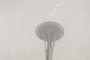 Lightning strikes Seattle’s Space Needle during snowstorm — VIDEO