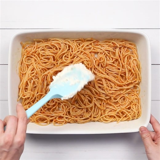 An easy cross between lasagna and spaghetti, Million Dollar Spaghetti has creamy layers of pasta, cheese, and meat sauce all baked into a comforting casserole. GET THE RECIPE: https://www.yellowblissroad.com/million-dollar-spaghetti/ | Yellow Bliss Road