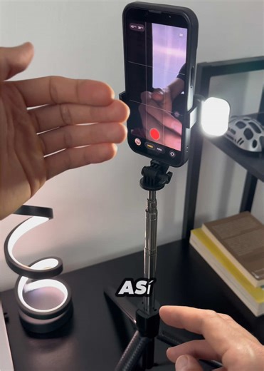 Si grabas contenido… improvisar un tripié con lo que encuentres ya es parte del proceso. 😳📸 Este se extiende hasta 170 cm, tiene trípode, control remoto Bluetooth y luz extraíble, así que puedes grabar videos, fotos o tomas de cuerpo completo sin pedir ayuda. ☝🏼 Compacto, práctico y hecho para quienes crean contenido. Lo encuentras en el carrito naranja. 🛒🧡 #creadordecontenido #tripode #selfiestick #tripie #grabar