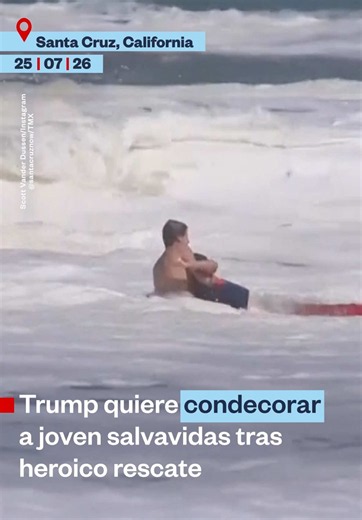 🔴 Un salvavidas de 16 años fue captado mientras rescataba a un niño de 10 años en una playa de Santa Cruz, California. El adolescente fue golpeado y cubierto repetidamente por el fuerte oleaje, pero continuó el rescate hasta recibir ayuda de otros salvavidas y bañistas. El video del dramático rescate se volvió viral y llegó hasta el presidente Donald Trump, quien anunció por su red Truth Social, que invitará al joven a la Casa Blanca para otorgarle la máxima condecoración civil en reconocimient