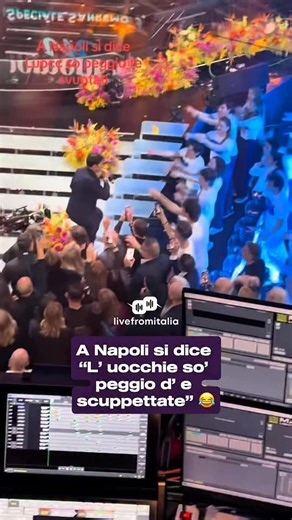 La caduta iconica di Sal ripresa dal Teatro Ariston 😂🫶🏽 In sottofondo un conterraneo dell’artista recita il detto “L’ uocchie so’ peggio d’ e scuppettate” Gliocchi secchi, a Napoli, sono un modo per chiamare il Malocchio. Il Malocchio è conosciuto anche, ” ‘a seccia“. Letteralmente, : “Gli occhi secchi sono peggiori di un colpo di fucile #Sanremo2026 #SalDaVinci | livefromitalia.it