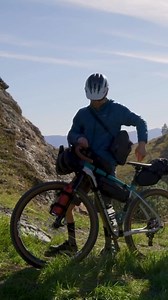The BarLoader is our quick-mount handlebar drybag with a shoulder strap for off-the-bike use. Sonically welded seams, a roll top closure, and weathertight zippers ensure that your valuable gear will be protected from dusty trails or wet conditions. | Topeak