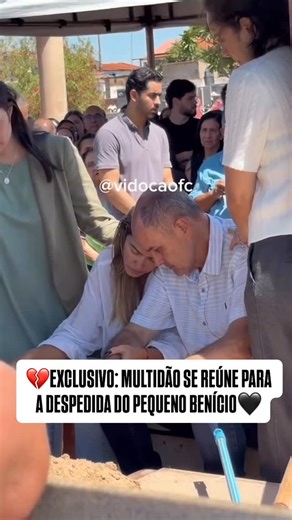 Jornal Guarulhos em Foco on Instagram: "sepultamento de Benício Araújo Machado, de 8 anos, ocorre na manha deste sabado (14), no Cemitério Avenida da Saudade, em Itumbiara, no sul de Goiás, reunindo uma multidão emocionada para a última despedida do menino. Familiares, amigos e moradores da cidade acompanham o cortejo sob forte comoção, em meio a homenagens e manifestações de solidariedade. Benício morreu após ser baleado pelo próprio pai, o secretário de Governo do município, Thales Naves Alves