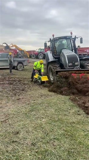 😂 qui va ramasser plus de terre entre eux 🚜🇫🇷💪🏼