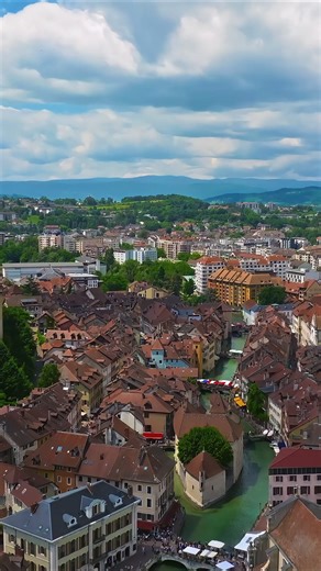 Annecy, France 🇫🇷 💧 Lake Annecy is one of the cleanest lakes in Europe 🌈 Nicknamed “the Venice of the Alps” because of its canals 🏔️ Surrounded by the French Alps city mountains in one view 🏰 Château d’Annecy has watched over the city for 800 years Pretty unreal for one small city ✨ #Annecy #france #europe #travel #ancient #historic #relax #adventure | Valentin Williams