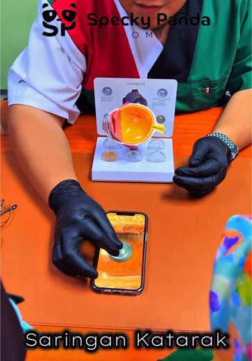. 🌷 𝗠𝗔𝗧𝗔 𝗔𝗡𝗗𝗔, 𝗞𝗔𝗠𝗜 𝗝𝗔𝗚𝗔 👁️👁️ Kami di SpeckyPanda Optometry memahami bahawa setiap mata adalah anugerah yang tidak ternilai. Kami bukan sekadar Penjaga penglihatan – kami adalah rakan anda dalam memberikan kejelasan pandangan hidup anda. Dengan kasih sayang dan dedikasi, kami memastikan setiap pemeriksaan mata dilakukan dengan penuh teliti. Setiap cermin mata yang kami sediakan bukan sekadar aksesori, tetapi jendela kepada dunia yang lebih terang dan penuh warna. Percayakan ka