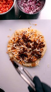 Single-serve pizza made easy with Stonefire® 8" Round Naan. Unique carrier, fast to build. Free chef samples! | Stonefire Authentic Flatbreads