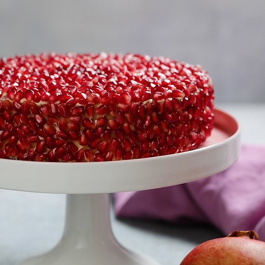 Trois idées de desserts à la grenade ! PS : Tu ne devineras jamais combien de pépins de grenade il a fallu pour réaliser le cheesecake... C'est un vrai petit bijou ! Les recettes : Tartelettes : https://bit.ly/2Ie1OlP Cheesecake : https://bit.ly/30ziuKR Pavlova : https://bit.ly/2IfLMbn | Tastemade France