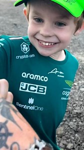 F1 São Paulo | A emoção do pequeno ao encontrar-se com Lewis Hamilton. E aí, que reação você teria se encontrasse com o piloto? #F1... | Instagram