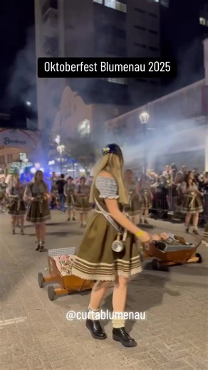Desfile Oktoberfest Blumenau 2025 | Curta Blumenau
