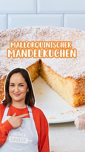 Mallorquinischer Mandelkuchen📌 Rezept zum Speichern Dieser mallorquinische Mandelkuchen bringt den Süden zu dir nach Hause. Mit unserem Rezept kannst du das spanische Original ohne Mehl ganz einfach selber machen. Der saftige Kuchen mit Zimt und einem Hauch Zitrone schmeckt so gut! 😋❤️ ZUTATEN 6 Ei (Gr. M) 1 Prise Salz 250g Puderzucker 1Pck. Bourbon-Vanillezucker 1 Prise Zimt 250g gemahlene Mandeln (ohne Haut) 2TL Zitronenabrieb Etwas Puderzucker zum Bestreuen ZUBEREITUNG 1. Schritt Backofen a