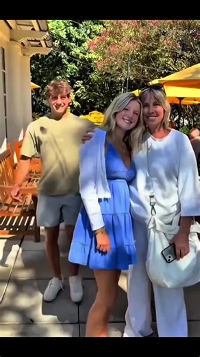 Brother surprise sister after a long time #soldiers #homecoming #surprise #milatery #army