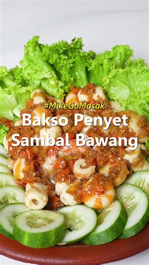 👨🏻‍🍳 BAKSO PENYET SAMBAL BAWANG @Mitraku 👨🏻‍🍳 Resep: * 100 gr Cabai Rawit * ⁠150 gr Bawang Merah * ⁠200 ml Minyak * ⁠4 gr Terasi Bakar * ⁠1 sdt Kaldu Bubuk * ⁠1/2 sdt Garam * 1/2 sdt Merica * 2 Mitraku Bakso Mix 👨🏻‍🍳 Langkah: 1. Untuk sambal bawangnya, chopper kasar bawang merah dan cabai rawit 2. Masak di minyak panas api sedang 3. Tambahkan merica dan perbumbuan 4. Masak hingga sambal matang 5. Goreng Mitraku Bakso Mix 6. Sajikan dengan sambal bawang dan lalapan #MitrakuBaksoMix #Rasa