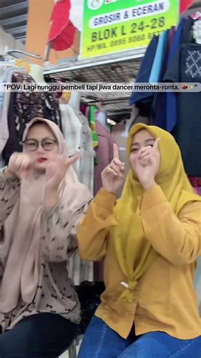 "Baju di belakang cakep-cakep, tapi yang joget lebih cakep kan? 😜 Cek...