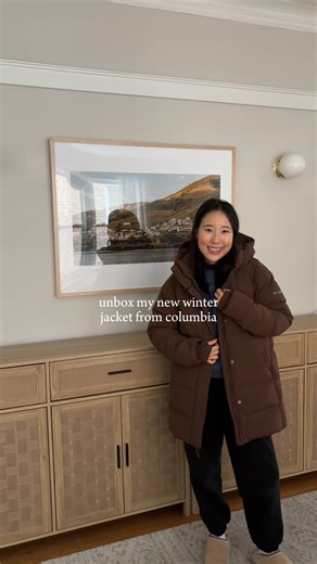 jane yun ✨ on Instagram: "unbox my new winter jacket from @columbia1938 with me #columbiapartner the removable hood, fleece lined pockets, and thumb holes are great, but the backpack straps is the star of the show for me! for reference, i’m 5’3 wearing the Amaze Puff Mid Hooded Jacket in a size small in tobacco 💫"
