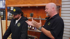 1.5M views · 51K reactions | Um suposto disco de ouro que pertenceu a David Gilmour, do Pink Floyd, presenteado pelo sucesso de The Dark Side of the Moon, está nas mãos do Rick e o preço é um pouco alto para um item sem documentação. Chamem o especialista e o enquanto ele não chega toquem um Pink Floyd! ​ #TratoFeito | SEG | 18h50 | HISTORY | Facebook