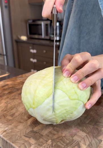🥬 Crunchy Cabbage Salad (No Mayo) Ingredients: \t•\t½ medium green cabbage, thinly sliced (about 5–6 cups) \t•\t¼ cup fresh parsley, finely chopped \t•\t1 can sweet peas, drained well (optional) Dressing: \t•\t3 tbsp olive oil \t•\t1½ tbsp fresh lemon juice \t•\t1 tbsp red wine vinegar \t•\t½–¾ tsp salt (to taste, divided) \t•\t¼ tsp black pepper Instructions: \t1.\tAdd the sliced cabbage to a large bowl and sprinkle with a pinch of salt. Massage gently for 30–60 seconds until slightly softened