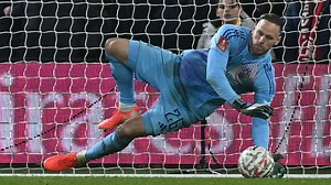 Matz Sels encore héros de Nottingham en FA Cup : le Belge héroïque aux tirs au but en quarts de finale - RTBF Actus