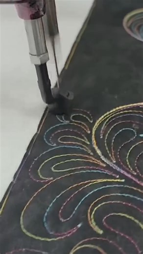 A beautiful color choice for free motion quilting feathers! @quiltcoachchick used King Tut 918 Joseph's Coat for her video tutorial. 📷: @quiltcoachchick 💜💜💜This thread is just so pretty!!! Kingtut, Joseph's coat. Full YouTube video available 💙💛💜💚🩷 Peacock Feather. Free motion longarm quilting. #quiltcoachchick #youtube #kingtutthread | Superior Threads