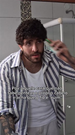 ✅Se o seu cabelo é grosso, ondulado ou cacheado, evita pentear ele seco, viu? Isso só vai deixar o cabelo armado e sem definição. Se não for esse o visual que você quer, passa longe disso. O segredo é umedecer bem os fios e aplicar um leave-in ou finalizador. Assim o cabelo fica hidratado, sem frizz e com aquele controle bonito de quem sabe cuidar. Deixa secar naturalmente e pronto: visual mais leve, limpo e com aspecto saudável. Curtiu a dica? Me segue pra mais conteúdos sobre visagismo masculi