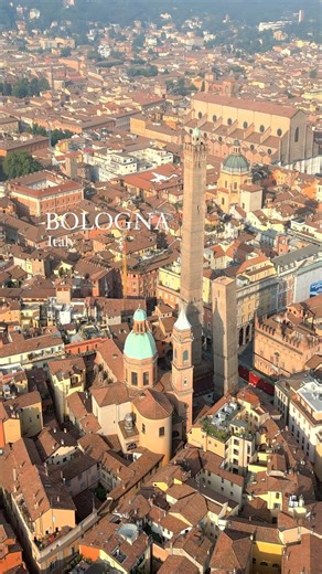 Bologna 🇮🇹 Italy 🇮🇹Le due torri simbolo della città di Bologna: Torre degli Asinelli e Torre Garisenda sorgono nel cuore della città. 🇬🇧The two symbolic towers of the city of Bologna: Torre degli Asinelli and Torre Garisenda stand in the heart of the city. #italia #italy #bologna | Giorgio Teti