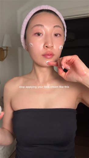 Sarah Li on Instagram: "How you apply skincare impacts results — this technique improves absorption and makes your cream more effective ✨ Step 1: Mix 2 scoops of cream + a few drops of facial oil in your palms. Warm it up. Step 2: Pat onto your face, outer → inner. Step 3: Glide up from lips to ears with your full hand. Step 4: Glide up from chin to forehead. Step 5: Finish with gentle upward swipes. Step 6: Apply the rest upward on your neck. #glowingskintips #glowingskincare #skincaretips #ski