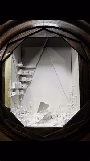 オオタコウキ 美術家 on Instagram: "制作動画 【ゆらぎ】 壊れた古い時計から中身を取り出し、その木箱の中に、静かな世界を作り上げました。 ピアノの旋律から生まれた、揺蕩う鯨の棲家。 本を積み上げ、いくつもの椅子を作り、中央にピアノを配置し、最後に、繊細な線で模った鯨を中央に静かに鎮座させています。 作品はオンラインストアにて販売中。 https://koki-art.jp 【Process Video】 Inside the wooden case of a broken old clock, after removing its mechanism, I created a quiet, self-contained world. A drifting whale’s dwelling, born from the resonance of a piano melody. I stacked books, made many chairs, and placed a piano at the center. Finally, a whale formed from d