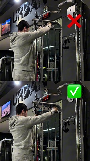 Oiseau à la poulie haute 🚀 Erreur fréquente : aller trop loin en arrière. En cherchant à tirer excessivement derrière soi, on perd l’axe du mouvement et ce sont surtout les trapèzes qui prennent le relais au lieu des deltoïdes postérieurs. L’objectif n’est pas d’aller le plus loin possible, mais de rester dans l’alignement des épaules, avec une trajectoire contrôlée. Stoppe le mouvement quand les bras arrivent à hauteur du buste, épaules basses, poitrine stable, et concentre-toi sur la contract