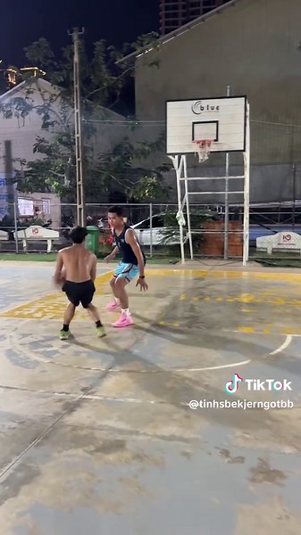 Intense 1v1 Basketball Match Highlights