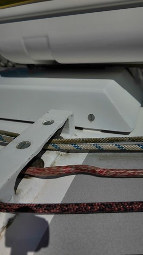 On remplace la drisse ! Aujourd’hui, on passe à l’action : remplacement de la drisse à bord avec la nouvelle version matelotée par Ino-Rope. Comme l’ancienne drisse n’avait pas de passant messager, on a dû faire une couture rapide avec du fil à surlier pour relier les deux drisses et éviter que quoi que ce soit parte dans le mât (personne n’a envie de perdre sa drisse à l’intérieur, on est d’accord ?). 🧵 Un nœud, quelques points de surliure et c’est parti : ➡️ La nouvelle drisse en HMPE, surgai