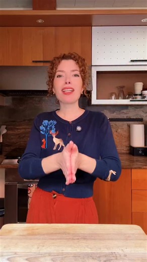 La Chica Bona on Instagram: "A veces me da por cocinar y os lleno la cuenta de recetas, estamos en una de esas épocas 😋 Hoy tenía que probar de hacer el súper viralísimo cheescake tiramisú que tanto ha arrasado en Japón 🙌🏻 La receta original era solo yogur y galletas, pero ha ido evolucionando y cada uno ha ido dando su toque… Yo me quedo con esta: Yogur griego Queso crema Café Galletas lottus Y cacao puro para espolvorear al final🥰 Es tan fácil y rápido de hacer que es perfecto para prepara