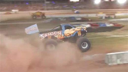 How about a rematch? South Pacific World Finals 2 saw Dan face off in the finals with a familiar identity (Outback Thunda), this time with @kregchristensen behind the wheel. Dan would get the victory in a great heads-up race! You can see the full highlights on our YouTube channel, premiering now! video: @aussiemonsters.au #samsonmonstertruck #monstertrucksaustralia #australia #southpacificworldfinals2 #outbackthundamonstertruck | Samson Monster Truck Racing/PEI