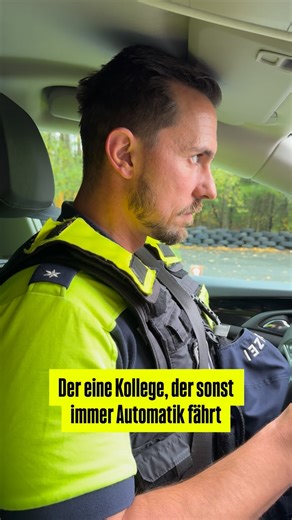 👮🏻‍♂️ Polizeihauptkommissar Chris on Instagram: "Kennt Ihr auch so jemanden? Bewirb dich bei der Polizei und wir geben Dir das Training, damit genau DAS nicht passiert! Und für die B197er unter euch: Unsere Flotte besteht größtenteils aus Automatik-Fahrzeugen. 😉 #polizei #fahrschule #fahrtraining"