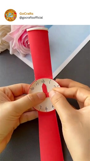 This adorable paper wristwatch craft is a delightful way to spark imagination and creativity in kids! ⏰💖 With bright colors and playful patterns, this DIY paper watch is perfect for pretend play, classroom projects, or creative learning activities. Children can customize their watches with numbers, shapes, and designs, helping them learn time-reading in a fun, interactive way. It’s an excellent hands-on craft that boosts fine motor skills, enhances focus, and encourages artistic expression. Whe