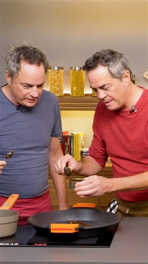 Hermanos Torres on Instagram: "Paella exprés de cefalópodos y moluscos ( 3 RACIONES ) Descubre la placa de inducción TotalFlex de @aeg_es, libertad para cocinar en toda su superficie con ollas y sartenes de hasta 35 cm de diámetro. Además, ilumina automáticamente el panel de control de la zona de cocción para ajustar la temperatura de forma intuitiva. Disponible en las tiendas @milar_es. Ingredientes 🍚 270 g de arroz bomba 🍲 900 ml de fumet 🦑 2 latas de chipirones en su tinta 🐚 1 lata de mej