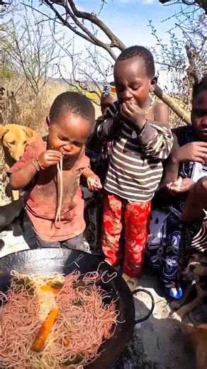 A beautiful and joyful moment from the life of an African tribal family🌿🍲 #shortvideo