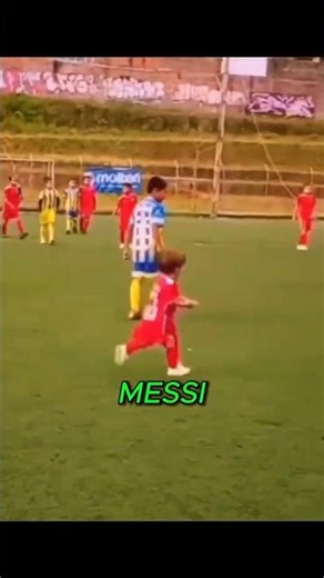 O garotinho invadiu o campo de futebol e o juiz tomou uma atitude inesperada... 🟥