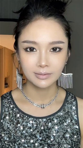 出门只拿一个多用膏，能涂嘴唇又能涂腮红，还能画眼影，就是这么方便
