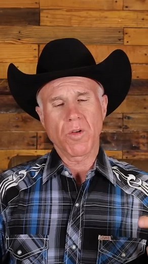 💭 Most folks think humility means being weak or small... But real talk? 🤠 Humility is strength. It’s confidence with both boots on the ground. 🥾💪 When we accept ourselves just as we are, we open the door to growth, learning—and to truly seeing others for who they are too. 🌾🫱🏽‍🫲🏼 Hit play and hear this full podcast episode as Shane lays it down with heart and grit 🎧🔥 https://www.stablelivingcoaching.com/podcasts/humility-is-strength #HumbleAndStrong #Confidence #Humility #Compassion #S