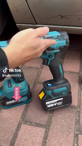 1000N.m Cordless Impact Wrench Offer with 2 Batteries