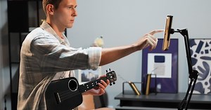 Smart learning uke fattens the tone with built-in pre-amp