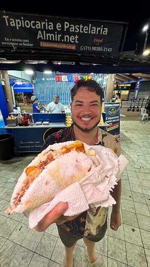 Cheguei em Salvador e pedi pro Almir montar uma tapioca pra mim. Essa é a de carne seca com queijo coalho e banana da terra. O Almir está todos os dias no Largo da Mariquita no Rio Vermelho em Salvador. #Salvador #SalvadorBahia #Bahia | Pedro Freitas