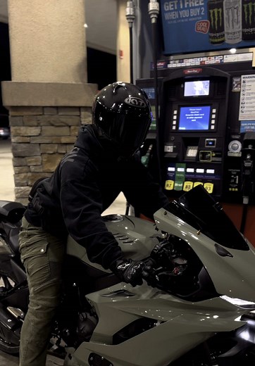 Experience the Thrill of Riding a Yamaha R6 Motorcycle