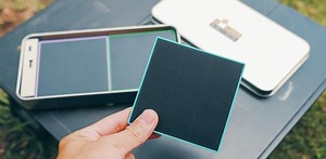 省スペースだからキャンプにオススメ！ 1枚45gのブロック型ソーラーパネル、想像以上に頼れるやつだった