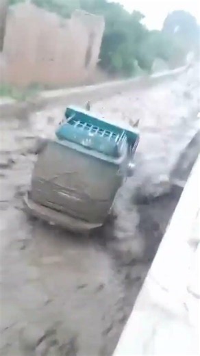 Flooding in outskirts of Kabul washes away cars | سیلاب در استالف کابل موترها را با خود برد