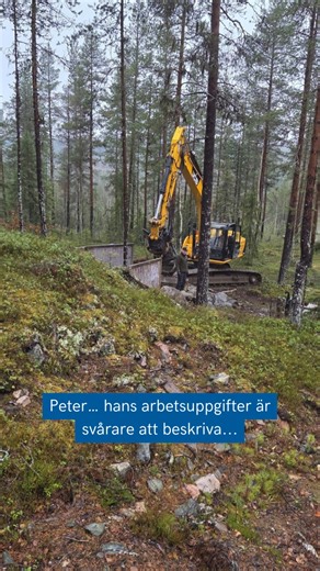 Från kontoret till skogen – i Storklinten hjälps vi alla åt för att skapa magin för er gäster på berget. ❄️ Klara fixar bokningarna och massor av annat, Peter är bland annat iblandad i att gräva och se till att snön ligger perfekt. Ni har väl inte missat att vi öppnar den 5/12? Vi ses på berget! ⛷️ | Storklinten