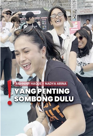 Bener nggak nih yang penting sombong dulu. Tarik tambang Indonesia versus Vietnam gimana ya? Aghniny dan Nadya ikutan main di TikTok Sport Club House, ada pesan moralnya nggak? #TikTokTainment #TikTokShowBiz #PenerbanganTerakhir #SEAGAMES2025 #TikTokSEAClubHouse