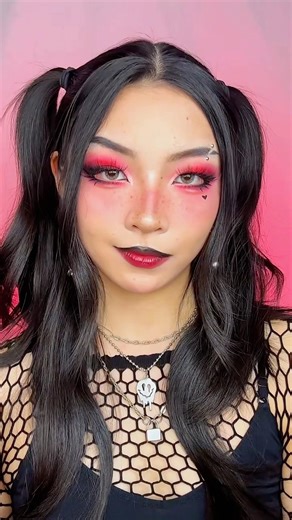 I think my lipgloss is a time machine… 🖤⛓️